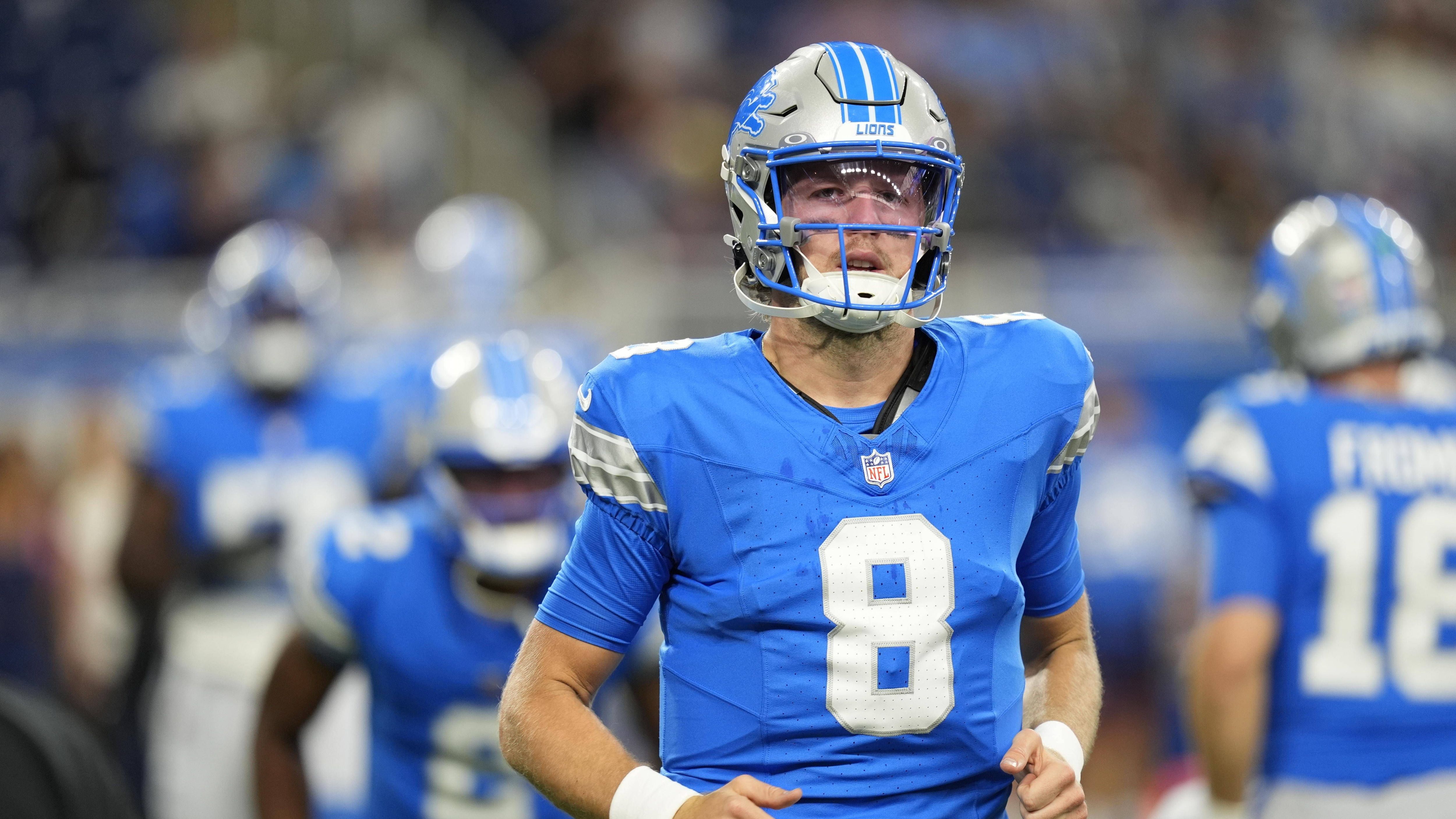 <strong>Außenseiter-Chancen</strong><br>Lose Berichte, ohne weitere Spur führen zu Spielern wie Nate Sudfeld (Bild) oder auch C.J. Beathard und Tim Boyle, die bereits NFL-Erfahrungen sammeln durften, aber gerade als Free Agent verfügbar sind. Doch das wäre kein großes Upgrade zu einem Rypien, der gerade noch im Practice Squad ist. Einzelne Experten berichten sogar von Kontaktversuchen der Bengals zu Spielern wie Ryan Tannehill, welcher seit 2023 aus der Liga ist, oder den erst kürzlich zurückgetretenen Derek Carr, der jedoch noch an seiner Schulterverletzung laboriert. Daran dürfte nichts dran sein. Tannehill ist zwar schon 37 Jahre alt, aber offiziell noch nicht im Ruhestand. Sollten die Bengals keinen Free Agent holen wollen, gäbe es noch Optionen für einen Trade ...