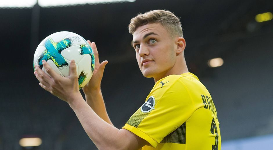 
                <strong>Jacob Bruun Larsen</strong><br>
                Verein: Borussia DortmundAlter: 19Position: LinksaußenSpiele für das Profiteam: 2Spiele in der Youth League: 11Torbeteiligungen: 3
              