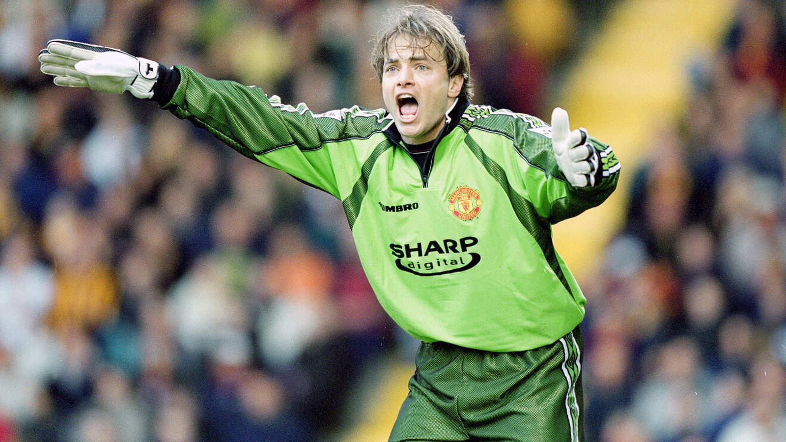 
                <strong>Mark Bosnich (von 1999 bis 2001 bei Manchester United sowie von 1989 bis 1991)</strong><br>
                Der Australier Mark Bosnich folgte im Sommer 1999 auf eine ManUtd-Ikone zwischen den Pfosten: Peter Schmeichel. Um in die Fußstapfen des Dänen zu treten, holte ihn der damalige englische Triple-Sieger von Aston Villa zurück ins Old Trafford, wo er gut ein Jahrzehnt zuvor im Nachwuchs ausgebildet wurde. Zum damaligen Zeitpunkt war Bosnich mit 29 Jahren und fast 200 Einsätzen für Aston Villa schon ein gestandener Keeper - das half aber nichts! Der Ex-Nationaltorhüter entsprach nicht den hohen Ansprüchen bei Manchester United. Nach zwei Jahren und nur 34 Einsätzen verabschiedete sich Bosnich ein zweites Mal - und endgültig - von Manchester, heuerte bei Chelsea an. Dort wurde er 2002 gefeuert, weil ihm Kokainkonsum nachgewiesen wurde. Anschließend verschwand der einstige ManUtd-Hoffnungsträger in der sportlichen Bedeutungslosigkeit.
              