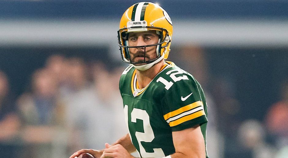 
                <strong>Aaron Rodgers (Green Bay Packers)</strong><br>
                Seine Vertragssituation: 2018 bekommt er 19,8 Millionen Dollar Base Salary, 2019 in seinem letzten Jahr 20 Millionen. Eigentlich läuft sein Kontrakt bei den Packers also noch zwei Jahre. Aber angeblich wollen beide Parteien Nägel mit Köpfen machen und bereits während der aktuellen Offseason das Arbeitspapier verlängern. Sichere Sache: Rodgers setzt dann eine neue Bestmarke.
              