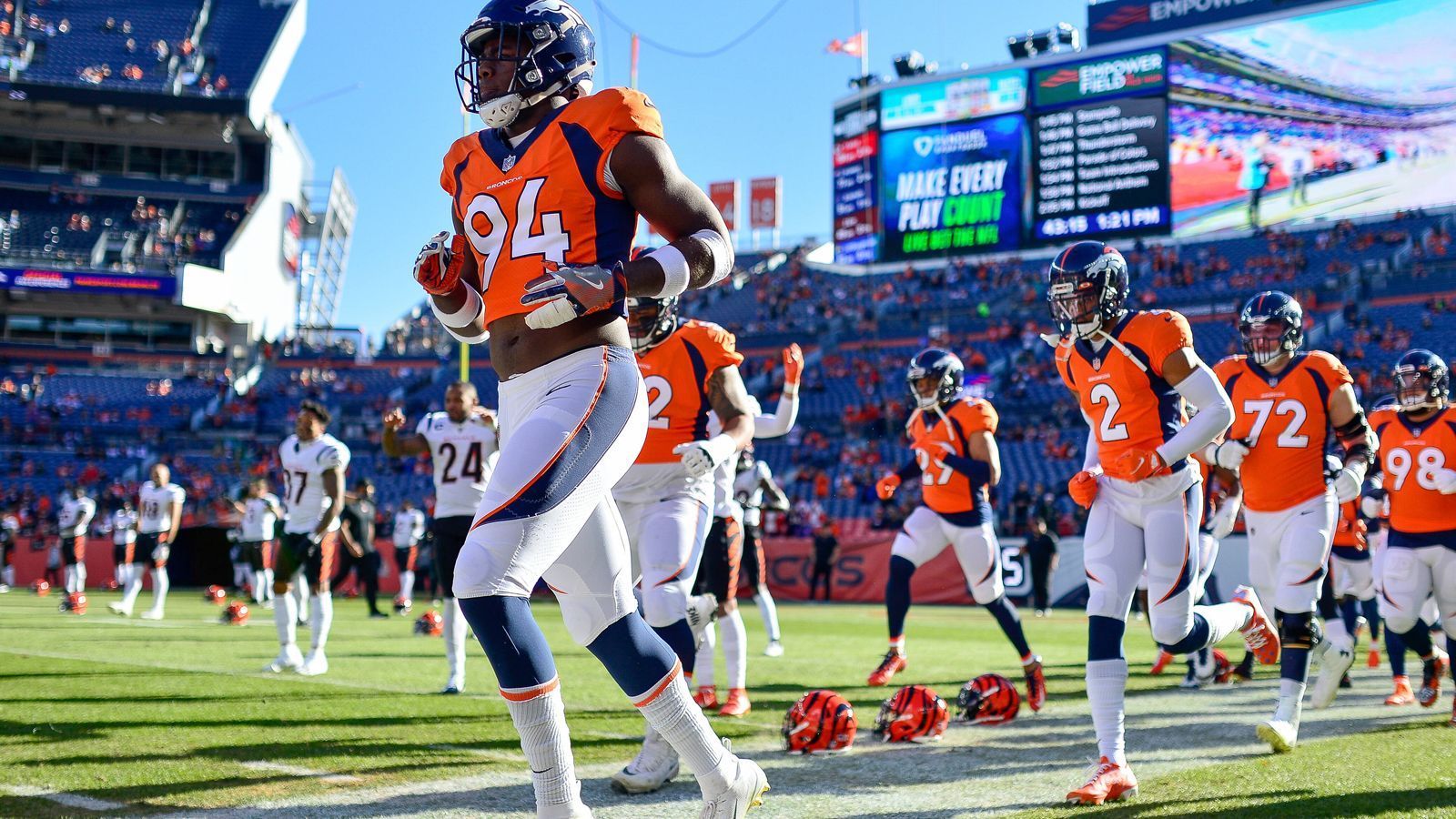 
                <strong>Aaron Patrick (Denver Broncos)</strong><br>
                Die Denver Broncos bleiben vom Pech verfolgt. Nun ist für Linebacker Aaron Patrick die Saison nach einem unglücklichen Zusammenprall abseits des Spielfelds gelaufen. Der 25-jährige prallte beim Monday Night Game des 6. Spieltags gegen die Los Angeles Chargers abseits des Felds mit einem Medienvertreter zusammen, verdrehte sich dabei auf einem auf dem Boden liegenden Teppich das Knie und ging zu Boden. Am Dienstag nun laut "NFL Network" die bittere Diagnose für Patrick: Kreuzbandriss! Patricks Berater Lamont Smith zeigte sich erzürnt: "Ich war sehr irritiert über die Art und Weise, wie sich die Verletzung ereignete, da der Teppich so an der Seitenlinie lag. Sein Stollen blieb im Teppich stecken, als er versuchte, dem Medienvertreter auszuweichen." Patrick kam in dieser Saison auf bislang drei Tackles für die Broncos.
              