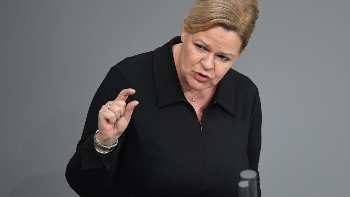 Nancy Faeser (SPD), Bundesinnenministerin, redet bei der Aktuellen Stunde im Bundestag zum Thema "Wehrhafte Demokratie - gegen Demokratiefeinde und Vertreibungspläne".