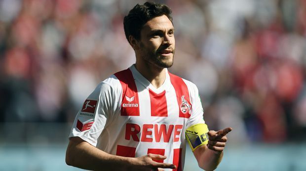 
                <strong>Jonas Hector (1. FC Köln)</strong><br>
                Statt sich - wie viele andere Spieler - einfach vom Acker zu machen, wird der 27-Jährige auch in der kommenden Saison für die Domstädter spielen. "Der FC hat mir den Weg von der Regionalliga bis in die Nationalmannschaft ermöglicht. Ich bin dem Klub sehr verbunden und dankbar und fühle mich in Köln sehr wohl. Es wäre problemlos möglich gewesen, nach dieser Saison zu einem anderen Verein zu wechseln, aber für mich fühlte sich das nicht richtig an. Wir haben viele Gespräche in den letzten Wochen geführt und ich habe mir viele Gedanken gemacht", sagte der Nationalspieler über die Beweggründe für die Vertragsverlängerung bis 2023.
              