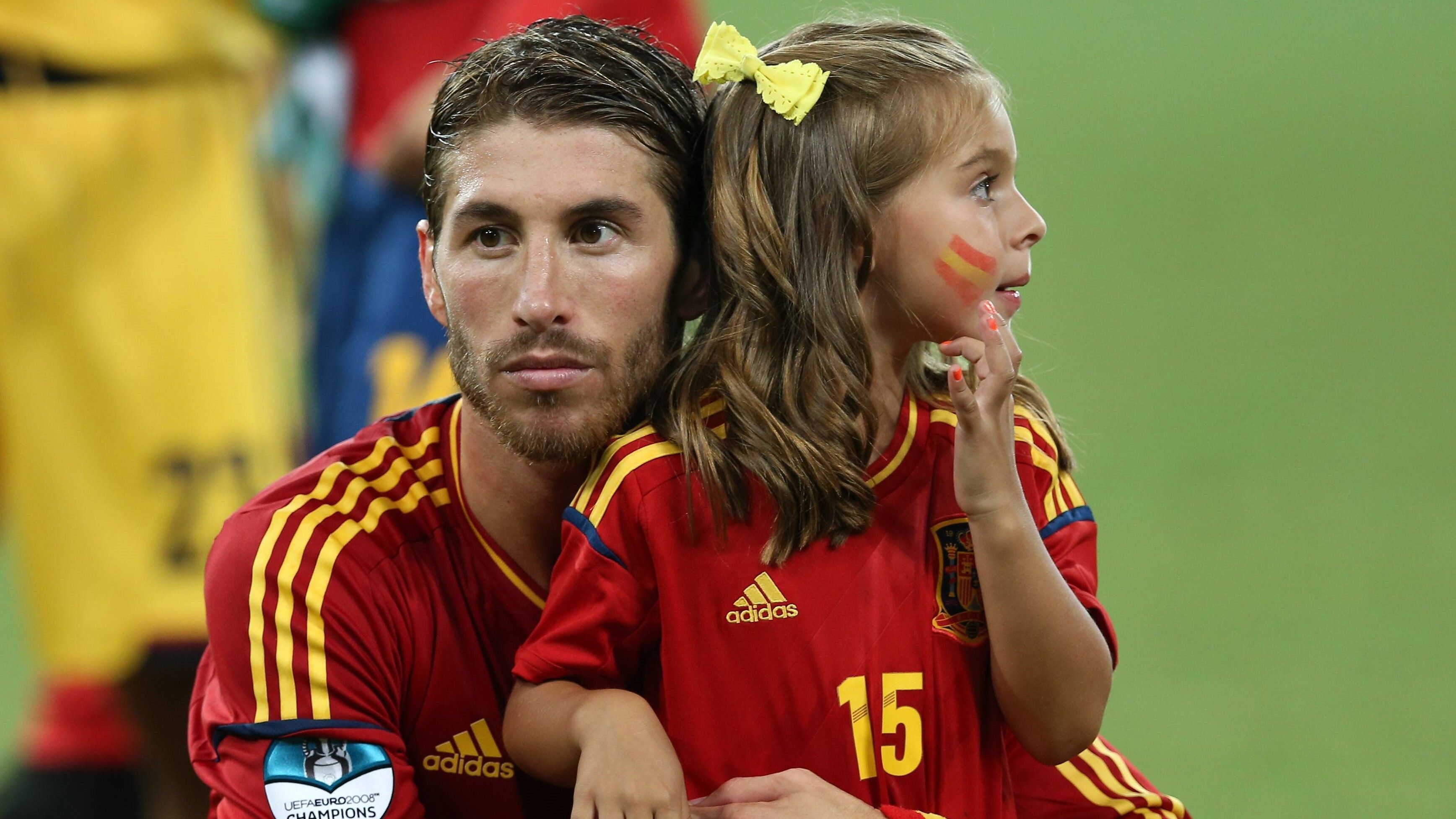 
                <strong>Sergio Ramos im Wandel</strong><br>
                ... die langen Haare überließ er vorerst anderen in der Familie. 
              
