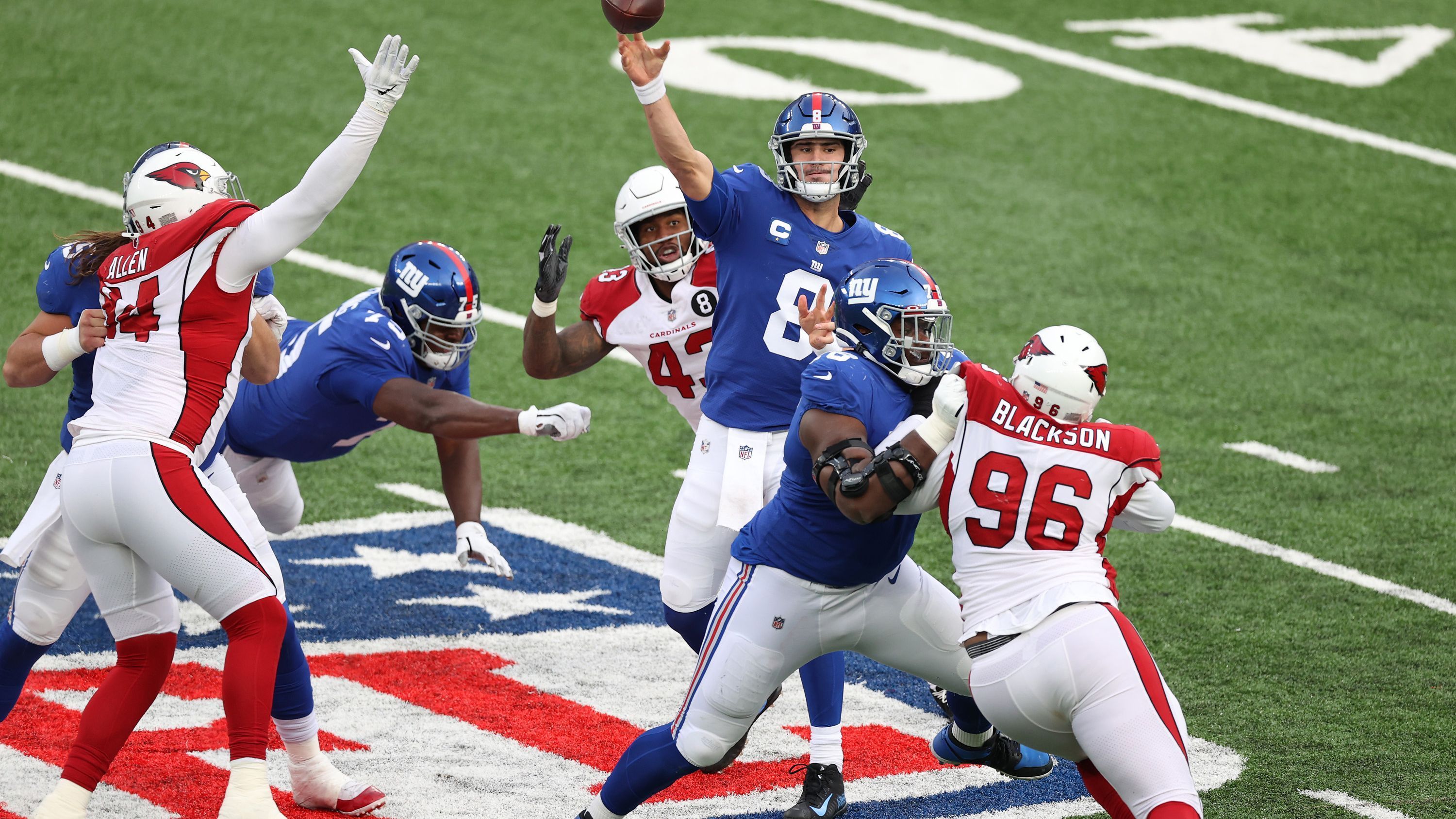 
                <strong>New York Giants (vs. Browns, @Ravens, vs. Cowboys)</strong><br>
                Die Giants sind durch die Niederlage gegen die Cardinals nach nur einer Woche bereits wieder nur "in the hunt". Washington scheint in der desolaten NFC East mittlerweile am mit Abstand gefestigtsten. Dennoch liegen die Giants nur einen Sieg zurück. Besonders bitter ist aber: Das Spiel gegen die Cardinals war wohl noch der wahrscheinlichste, einzufahrende Sieg bis zum Regular-Season-Abschluss gegen die Cowboys. Denn zuvor warten Duelle gegen die Browns und bei den Ravens auf "Big Blue". Die Defense hat einen großen Sprung gemacht und kann für gegnerische Offenses durchaus unangenehm werden. Allerdings muss offensiv deutlich mehr kommen, um doch noch die Division zu gewinnen. Gerade unter Druck macht Quarterback Daniel Jones noch deutlich zu viele Fehler.
              