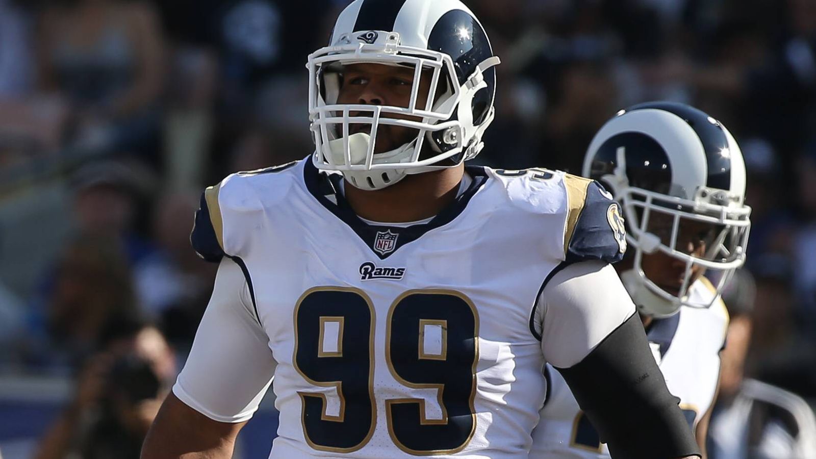 
                <strong>Aaron Donald</strong><br>
                Er schnappte sich zuletzt den Rekord-Deal: Donald bekommt einen Vertrag bis 2024, der ihm insgesamt 135 Millionen Dollar bringen wird. 87 Millionen Dollar sind garantiert. Pro Saison sind es 22,5 Millionen Dollar, womit er in dieser Hinsicht der bestbezahlte NFL-Profi der Geschichte ist, Quarterbacks ausgenommen. 
              