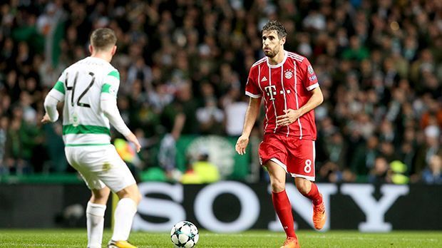 
                <strong>Javi Martinez</strong><br>
                Wirkt zunächst in einigen Szenen unbeholfen und unbeweglich, dazu auch mit dem einen oder anderen Fehlpass und Stockfehler. Wird mit zunehmender Spielzeit aber immer sattelfester. Macht dann sogar den Siegtreffer, als er sich den Kopf blutig köpft. ran-Note: 3
              