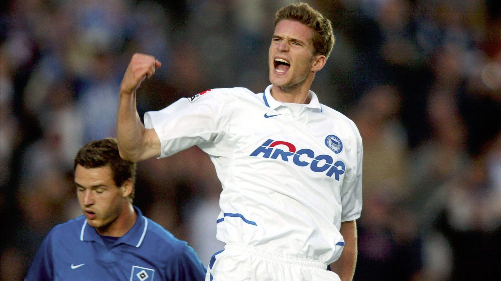 
                <strong>Innenverteidiger: Arne Friedrich</strong><br>
                Aus dem beschaulichen Bielefeld wechselte Arne Friedrich 2002 zu Hertha BSC - und erlebte einen rasanten Aufstieg. Nach nur vier Bundesliga-Partien nomminierte ihn Bundestrainer Jürgen Klinsmann für die DFB-Elf. Friedrich sollte bis 2010 fester Bestandteil dieses Teams bleiben. In seinen ersten Jahren spielte der heutige "Performance Manager" als Rechtsverteiger und rückte erst mit fortschreitendem Alter nach innen. Von 2004 bis 2010 war er zudem Kapitän der "Alten Dame". Herthas Geschäftsführer Michael Preetz kündigte im Frühjahr 2020 an, dass dem 40-Jährigen eine Beförderung zum Sportdirektor ab der kommenden Saison zugedacht ist.
              