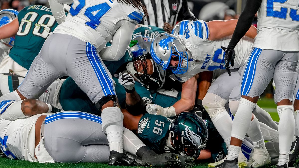 November 16, 2025, Philadelphia, Pa, USA: Philadelphia Eagles quarterback Jalen Hurts (1) scores a touchdown during the NFL, American Football Herren, USA football matchup between the Detroit Lions...