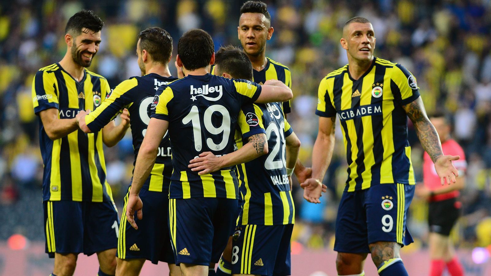 
                <strong>Platz 15 - Fenerbahce Istanbul (Türkei)</strong><br>
                Social-Media-Fans gesamt: 19,3 MillionenFacebook: 9,5 MillionenTwitter: 6,7 MillionenInstagram: 3,1 Millionen
              