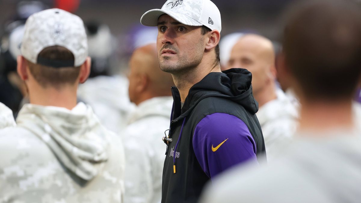 MINNEAPOLIS, MN - DECEMBER 01: Minnesota Vikings Quarterback Daniel Jones (13) looks on during the NFL, American Football Herren, USA game between the Arizona Cardinals and the Minnesota Vikings on...