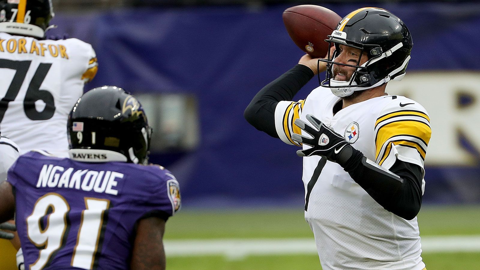 
                <strong>Gewinner: Baltimore Ravens</strong><br>
                Die Ravens sicherten sich im Austausch für zwei Draftpicks die Dienste von Pass Rusher Yannick Ngakoue, der selbst erst wenige Wochen vorher zu den Minnesota Vikings getradet worden war. Baltimore verstärkt damit eine ohnehin schon starke Defense, die zu den besten in der NFL zählt. Bereits am 8. Spieltag feierte Ngakoue sein Debüt für die Ravens, blieb im Topspiel gegen die Pittsburgh Steelers allerdings ohne einen Sack. Seine Verpflichtung sieht dennoch vielversprechend aus. 
              