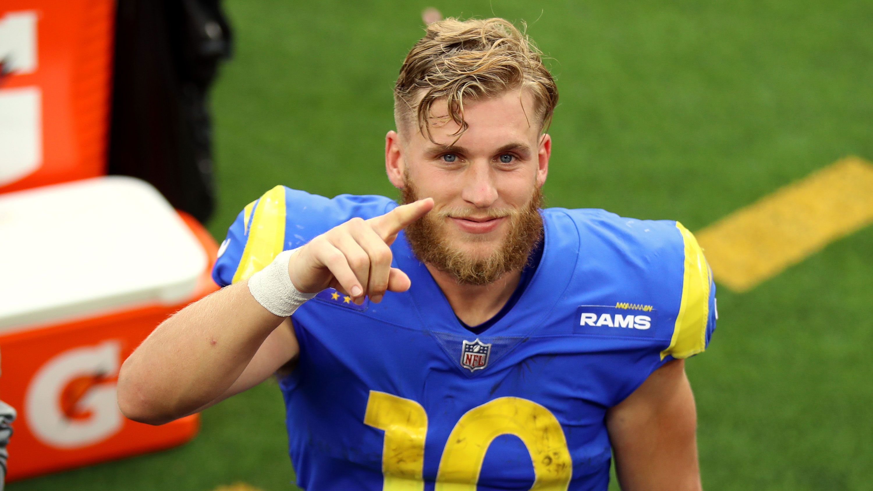 
                <strong>Top 10: Die Wide Receiver mit den meisten Receiving Yards in einer Saison</strong><br>
                Cooper Kupp spielt momentan die Saison seines Lebens und ist auf der Jagd nach Rekorden. Nach sieben Spielen steht der Wide Receiver der Los Angeles Rams bei 56 Catches für 809 Yards. Hinzu kommen überragende neun Receiving Touchdowns. Rechnet man diese Werte auf die 17 Partien in der Saison hoch, wären 136 Catches die drittmeisten in der NFL-Geschichte. Mit möglichen 22 Touchdowns wäre er Zweiter hinter Randy Moss. Bei den Receiving Yards hätte Kupp sogar am Ende die beste Saison der Liga-Historie zu verbuchen und würde damit eine äußerst elitäre Runde hinter sich lassen. ran zeigt die Wide Receiver mit den meisten Receiving Yards in einer Saison.
              