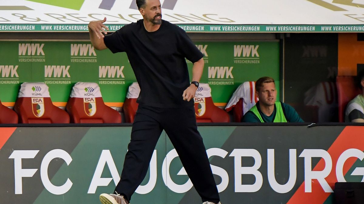 20.09.2025, xemx, Fussball 1.Bundesliga, FC Augsburg - 1.FSV Mainz 05 v.l. Cheftrainer Sandro Wagner (FC Augsburg) gibt Anweisungen, gestikuliert mit den Armen, gesticulate, gives instructions (DFL...