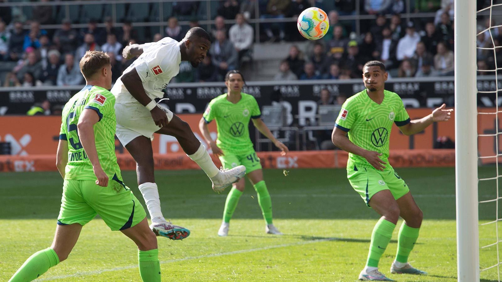 
                <strong>Gewinner: Marcus Thuram</strong><br>
                Gegen den VfL Wolfsburg schoss Marcus Thuram seinen 13. Saisontreffer und liegt damit voll im Rennen um die Torjäger-Kanone. Im Spiel gelang ihm zudem die Vorlage zum 1:0-Dosenöffner von Nathan Ngoumou. Der Franzose war damit an beiden Toren von Borussia Mönchengladbach direkt beteiligt. Die Fohlen werden den Stürmer schmerzlich vermissen, wenn er den Verein im Sommer verlässt.
              