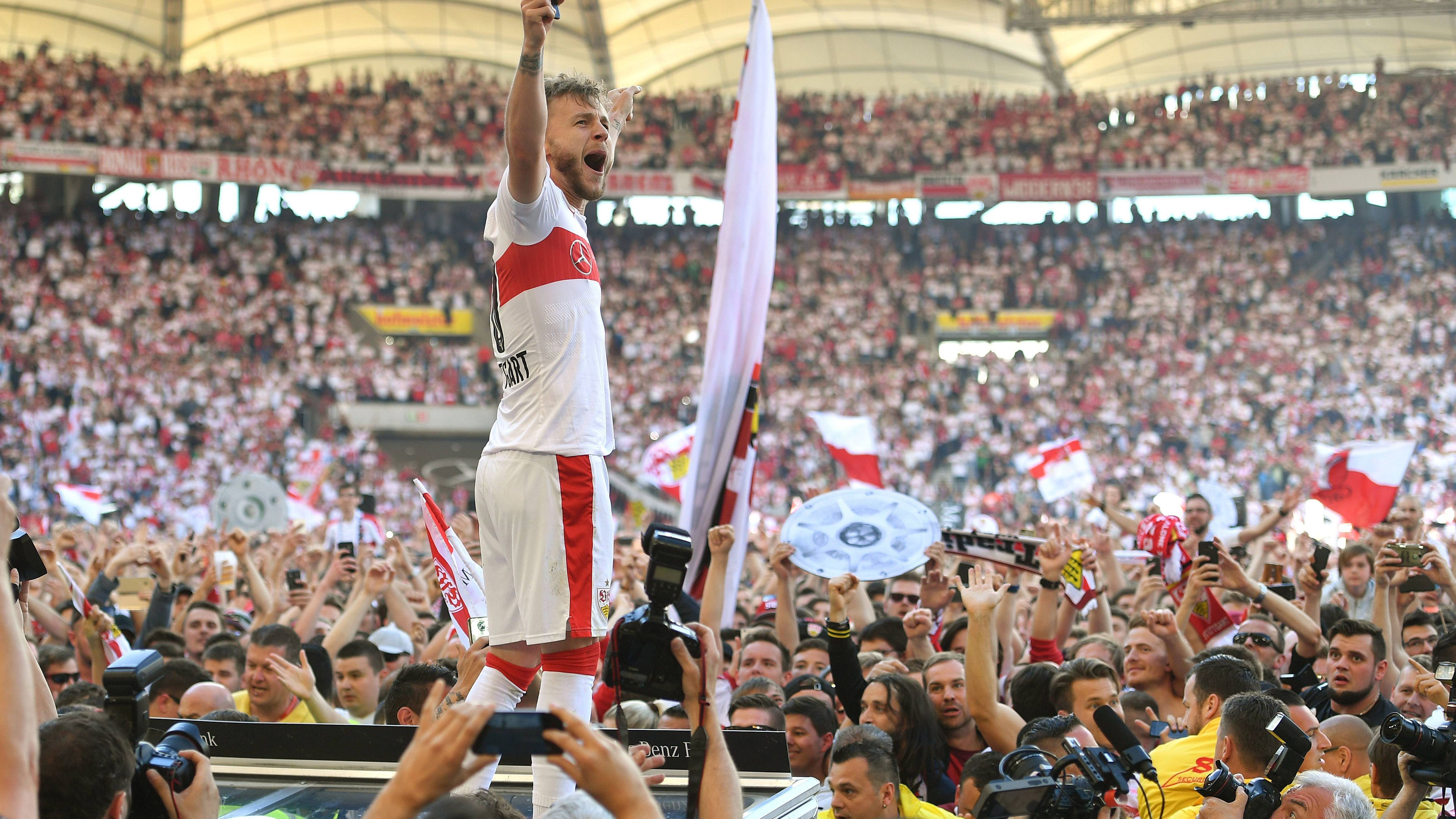 
                <strong>2015/16: VfB Stuttgart </strong><br>
                Nach dem zweiten Abstieg der Vereinsgeschichte gingen die Schwaben als klarer Favorit in die neue Zweitliga-Saison, hatten allerdings auch mit Startschwierigkeiten zu kämpfen. Trainer Jos Luhukay wurde im Herbst 2016 entlassen und von BVB-Nachwuchscoach Hannes Wolf beerbt, der die Mannschaft zurück an die Spitze führte. Dank einer jungen Abwehr (u.a. mit dem späteren Weltmeister Benjamin Pavard), erfahrenen Führungsspielern wie Christian Gentner und Top-Neuzugang Simon Terodde sicherte sich der Traditionsverein am Ende doch verdient die "Meisterfelge" der 2. Liga.
              