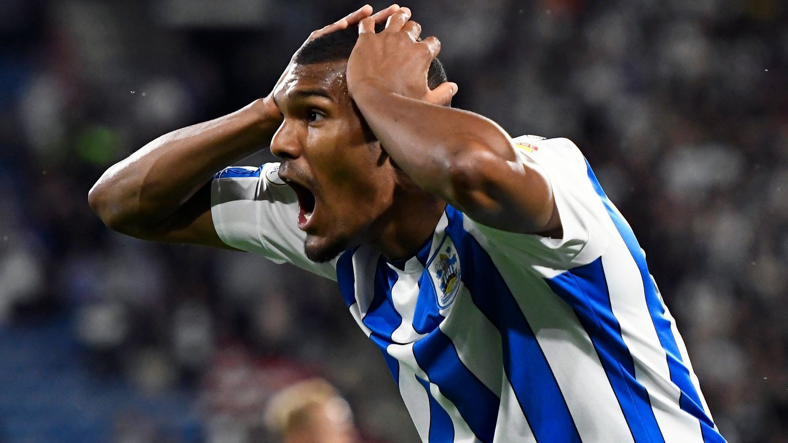 
                <strong>Collin Quaner (Huddersfield Town)</strong><br>
                Nach Huddersfields Abstieg kehrten einige Deutsche wie Weltmeister Erik Durm oder Abdelhamid Sabiri dem Championship-Team im Sommer 2019 den Rücken. Wieder da, ist hingegen der deutsche Stürmer Collin Quaner. Der gebürtige Düsseldorfer war im Frühjahr 2019 an den damaligen Zweitligisten Ipswich Town verliehen (16 Ligaspiele, vier Tore), konnte den Abstieg aber nicht verhindern. Seit seiner Rückkehr nach Huddersfield kommt der 1,91 Meter große Angreifer nur zu ganz wenig Spielzeit. Bislang durfte Quaner gerade einmal 15 Minuten, aufgeteilt auf zwei Einsätze, für den Premier-League-Absteiger ran.
              