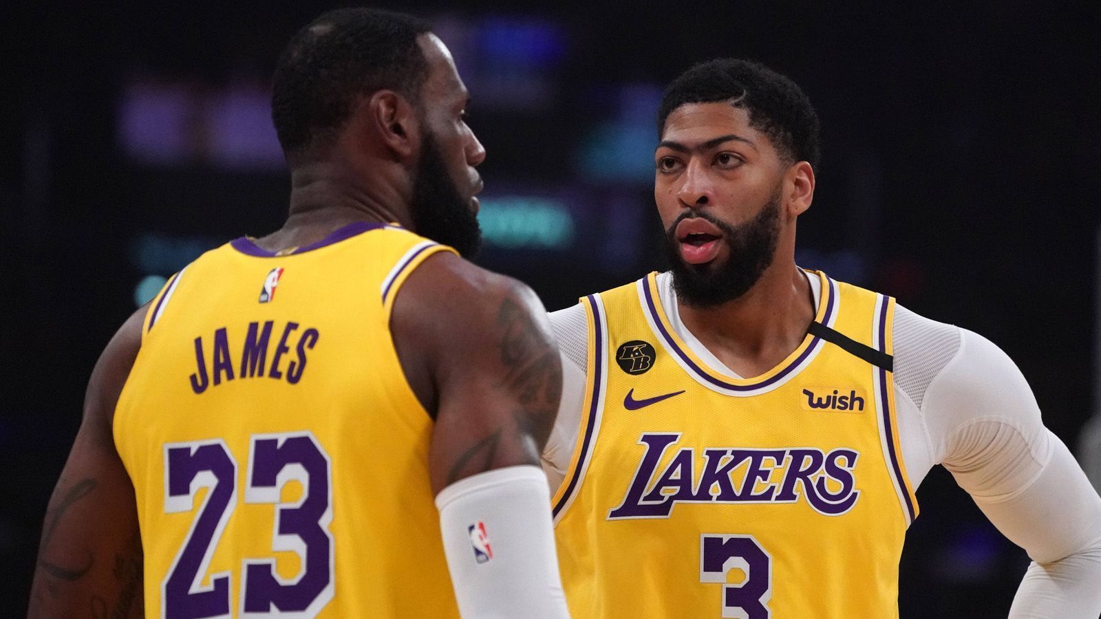 
                <strong>Westen: Los Angeles Lakers</strong><br>
                Mit der Verpflichtung von Anthony Davis, der nun an der Seite von Superstar LeBron James agiert, wurden die Los Angeles Lakers endgültig zum Titelfavoriten Nummer 1. Mit 49 Siegen stehen sie in der Western Conference auf Platz 1. Die Lakers haben mit einem Altersdurchschnitt von 29,07 Jahren allerdings das zweitälteste Team der gesamten Liga. Dies könnte bei dem straffen Zeitplan ein Nachteil sein. Gleichwohl präsentierte sich James mit seinen 35 Jahren vor der Spielunterbrechung in einer herausragenden Form.
              