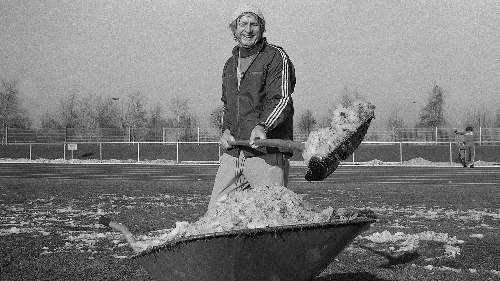 
                <strong>VfL Bochum - Borussia Dortmund (1976)</strong><br>
                Von 1972 bis 1979 war Heinz Höher Trainer des VfL Bochum und dabei immer für eine kuriose Aktion zu haben. So sorgte er 1976 eigenhändig für die Absage des Bundesliga-Heimspiels gegen Borussia Dortmund. Er flutete den Strafraum, sodass dieser vereiste und unbespielbar wurde. Der Plan ging voll auf und Bochum konnte die Begegnung gegen den BVB nach der Beendigung der Stadion-Renovierung nachholen. Die Folge: Mehr Zuschauer kamen und dadurch flossen auch mehr Einnahmen in die Kasse des VfL.
              