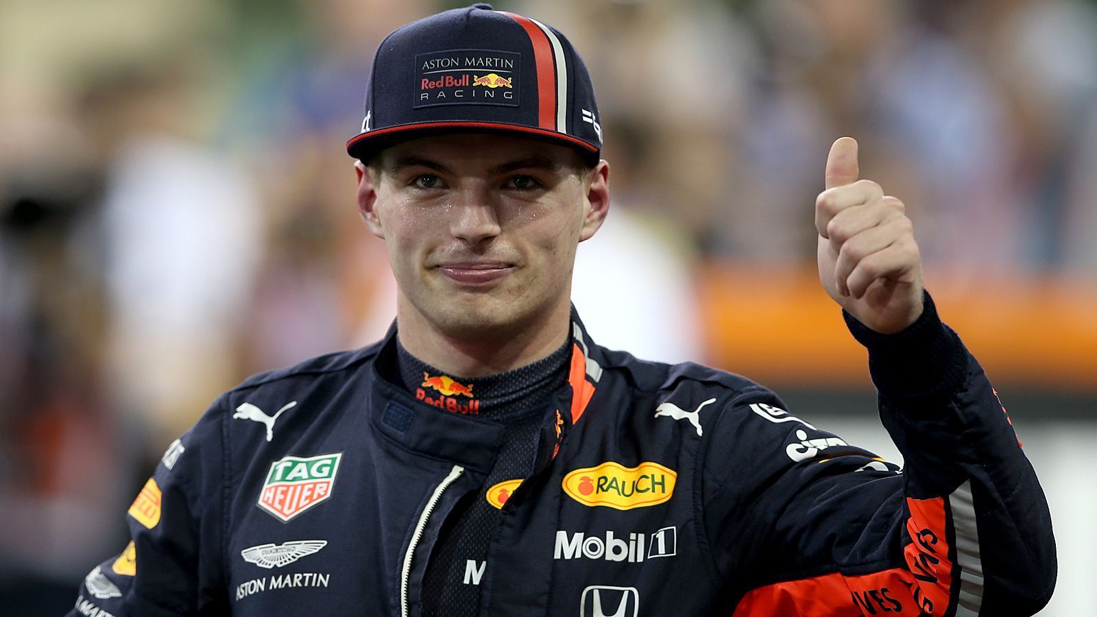 
                <strong>Platz 2: Max Verstappen (Red Bull Racing)</strong><br>
                WM-Punkte 2019: 278 (WM-Rang: 3)In der Formel 1 seit: 2015Auch der Niederländer fuhr die erfolgreichste Saison seiner schon beeindruckenden Karriere. Erstmals gewann er drei Rennen in einer Saison: in Österreich, in Deutschland und in Brasilien. Neunmal landete der 22-Jährige auf dem Podium, wies in der ersten Saisonhälfte Pierre Gasly in die Schranken und von da an auch Alex Albon. Und: Je mehr sich das Jahr dem Ende näherte, desto besser kam der Sohn von Ex-Formel-1-Pilot Jos Verstappen zurecht.
              