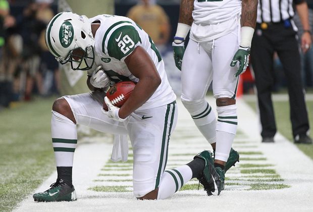 
                <strong>Bilal Powell (New York Jets/NFL)</strong><br>
                Aber auch sein ehemaliger Teamkollege bei den New York Jets, Bilal Powell, feiert nach einem geglückten Touchdown mit dem Tebowing. Bei den Jets stand Tebow in der Saison 2012 unter Vertrag.
              