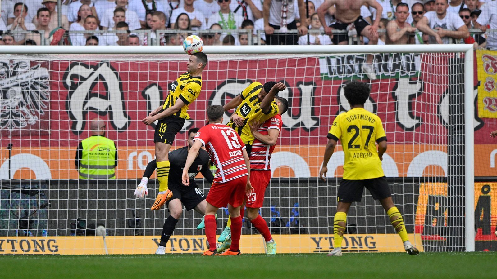 
                <strong>Die Noten der BVB-Stars in Augsburg</strong><br>
                Borussia Dortmund hat Bayern München an der Tabellenspitze abgelöst. Trotz 52 Minuten in Überzahl musste das Team von Edin Terzic allerdings bis zum Schluss hart um den 3:0-Sieg beim FC Augsburg kämpfen. Mit einem weiteren Erfolg am letzten Spieltag können die Schwarzgelben die erste Meisterschaft seit 2012 perfekt machen. Der BVB in der Einzelkritik.
              