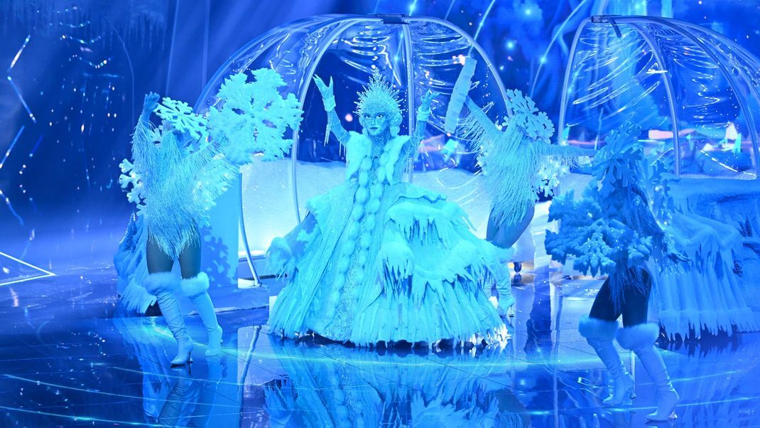 In Show 2 bricht die Eisprinzessin aus ihrer Schneekugel auf der großen "The Masked Singer"-Bühne aus.