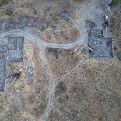 Ausgrabungen in Boğazköy-Hattuscha (Türkei), Ausgrabungen auf dem Nordwesthang der Büyükkale. Die Keilschrift wurde im rechten Areal gefunden.