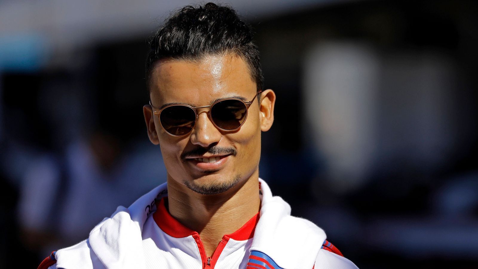 
                <strong>Pascal Wehrlein (Porsche)</strong><br>
                Pascal Wehrlein hatte große Erwartungen, als er in der Saison 2021 mit Porsche in der Formel E durchstarten wollte. Mit dem deutschen Autobauer sollte es um Siege und den Titel gehen. Den ersten Sieg holte er 2022. Den Titel jagt er weiterhin. 2023 startet er den nächsten Anlauf.
              