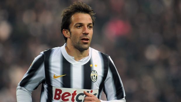 
                <strong>Alessandro Del Piero (Juventus Turin)</strong><br>
                Neben Buffon, konnte Juventus Turin mit Alessandro Del Piero eine weitere Vereinsikone vom Gang in die Serie B überzeugen. Der Italiener, wie Buffon wenige Monate vor dem Zwangsabstieg Weltmeister geworden, ließ sich sportlich voll auf die Aufgabe in der zweithöchsten Spielklasse ein. Del Piero erzielte 20 Treffer, hatte damit als Torschützenkönig der Saison 2006/07 wesentlichen Anteil am sofortigen Wiederaufstieg der Turiner. Im Jahr darauf, dann wieder in der Serie A, wurde der Offensivmann mit sogar 21 Treffern erneut Torschützenkönig und holte 2012 seinen sechsten und letzten Meistertitel mit der Alten Dame.
              