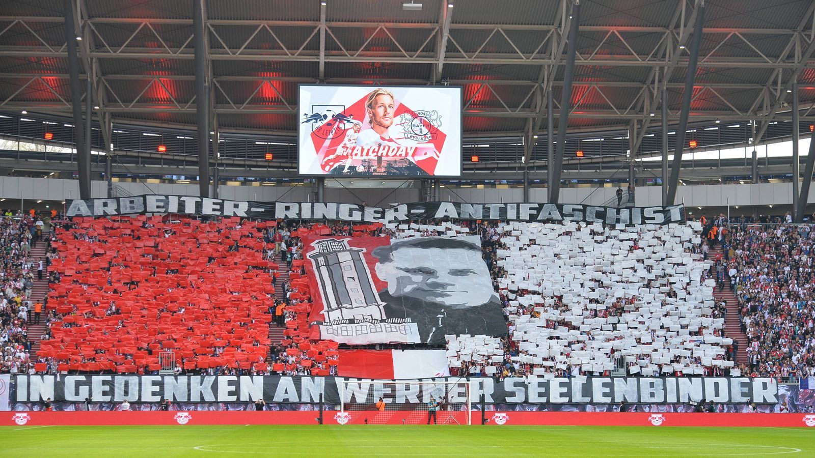 
                <strong>RB Leipzig gedenkt Widerstandskämpfer</strong><br>
                Die Fans von RB Leipzig erinnerten am 12. Spieltag vor dem Anpfiff der Partie gegen Bayer Leverkusen an Werner Seelenbinder. Der Ringer war in Zeiten des Nationalsozialismus ein kommunistischer Widerstandskämpfer, der letztlich von den Nationalsozialisten hingerichtet wurde. Die Sachsen gedachten ihm zum 88. Todestag mit den Worten "Arbeiter – Ringer – Antifaschist".
              