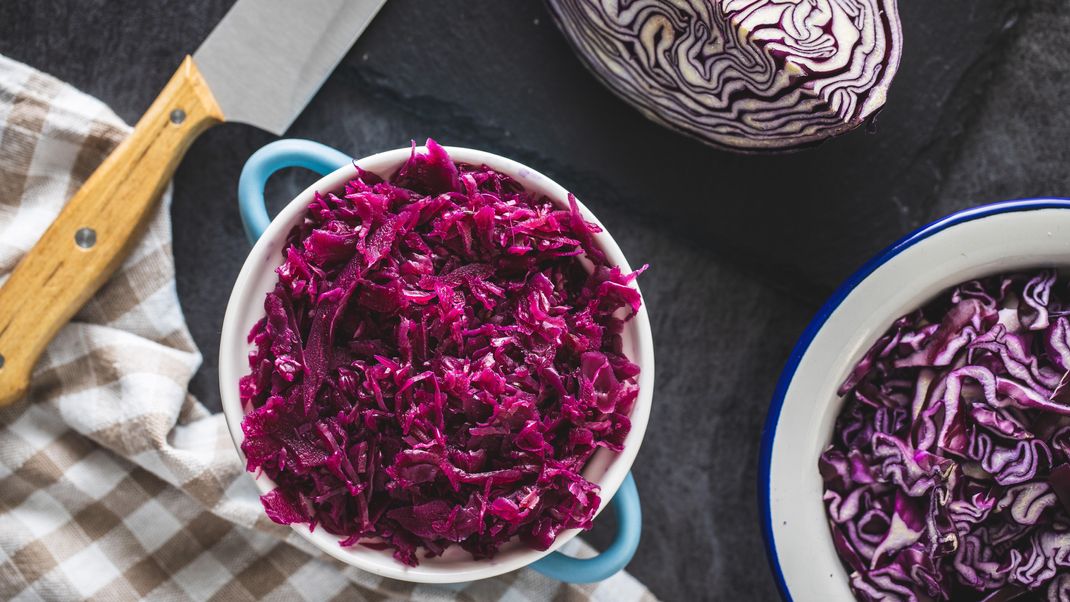 Ob als klassische Beilage zum Weihnachtsbraten oder roh als knackiger Salat – das rote Kraut ist nicht nur lecker, sondern auch noch besonders gesund. Tatsächlich soll Rotkohl sogar beim Abnehmen helfen.