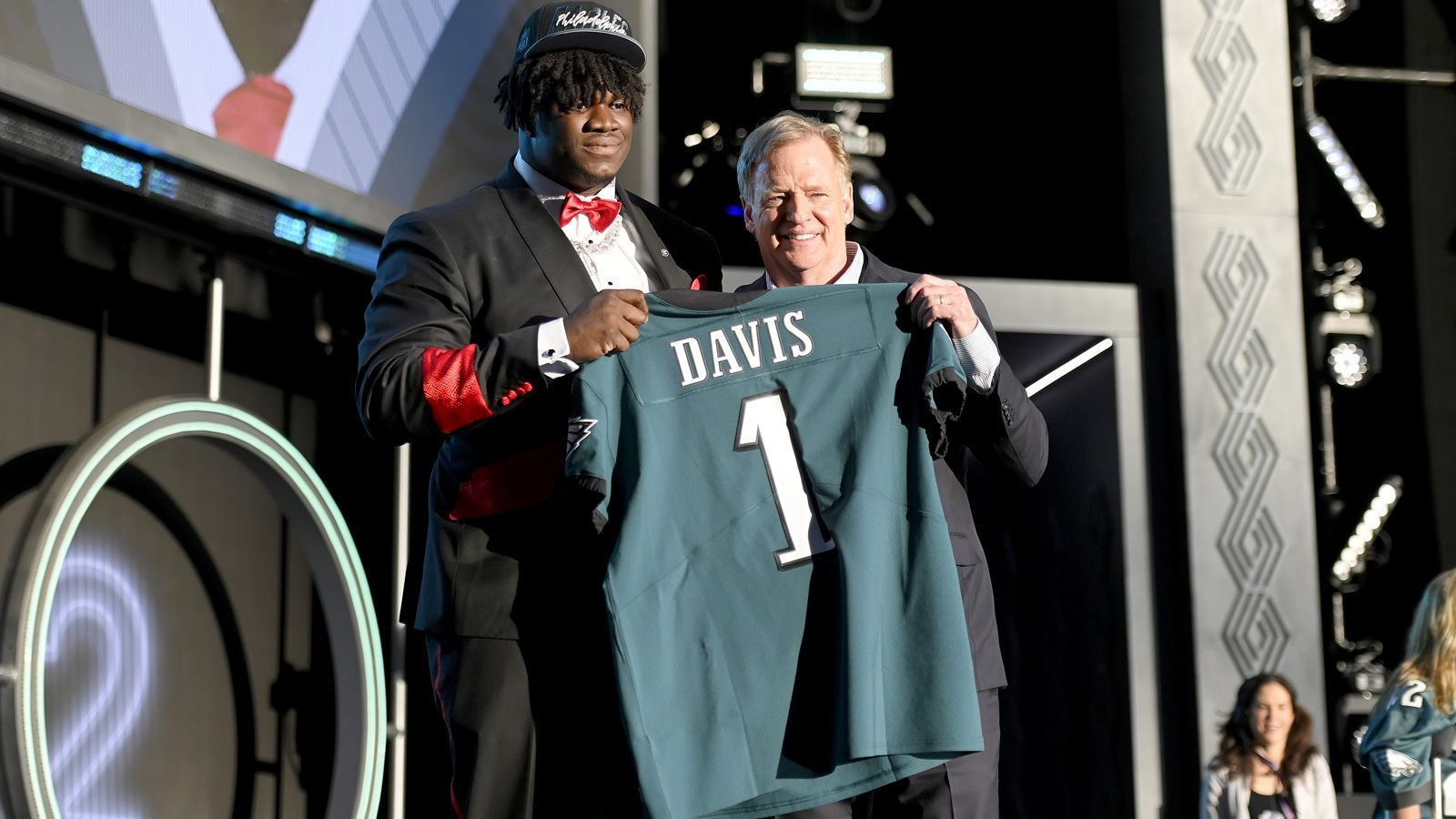 
                <strong>Philadelphia Eagles</strong><br>
                &#x2022; 13. Pick (Runde 1):  Jordan Davis (DT, Georgia)<br>&#x2022; 19. Pick (Runde 2): Cameron Jurgens (C, Nebraska)<br>&#x2022; 19. Pick (Runde 3): Nakobe Dean (ILB, Georgia)<br>&#x2022; 2. Pick (Runde 6): Kyron Johnson (ILB, Kansas)<br>&#x2022; 19. Pick (Runde 6): Grant Calcaterra (TE; Southern Methodist)<br>
              