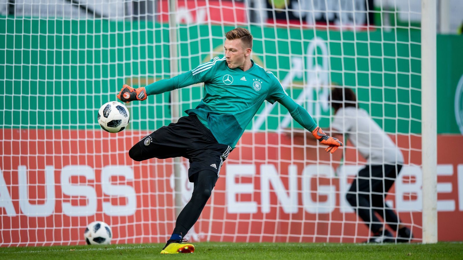 
                <strong>1. Markus Schubert</strong><br>
                Ganz klarer Sieger des Votings ist Markus Schubert. Der Ersatzmann von Nationalkeeper Kevin Trapp bei Eintracht Frankfurt erhielt satte zwölf der 18 Stimmen, wenn man seine eigene Votierung ("Alle!") außen vor lässt. Bereits knapp drei Jahre ist Schubert beim Team von Stefan Kuntz, er hat sich diesen Ruf also wohl hart erarbeitet. 
              