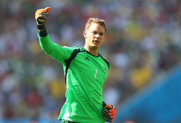 
                <strong>Manuel Neuer</strong><br>
                Gegen Frankreich stand Manuel Neuer nicht so sehr im Mittelpunkt wie zuvor im Achtelfinale gegen Algerien. Als er gefordert wurde, war er aber immer zur Stelle. In der Nachspielzeit mit einer Glanztat gegen Karim Benzema. Neuer ist der deutlich bessere Keeper - 1:0 Deutschland.
              