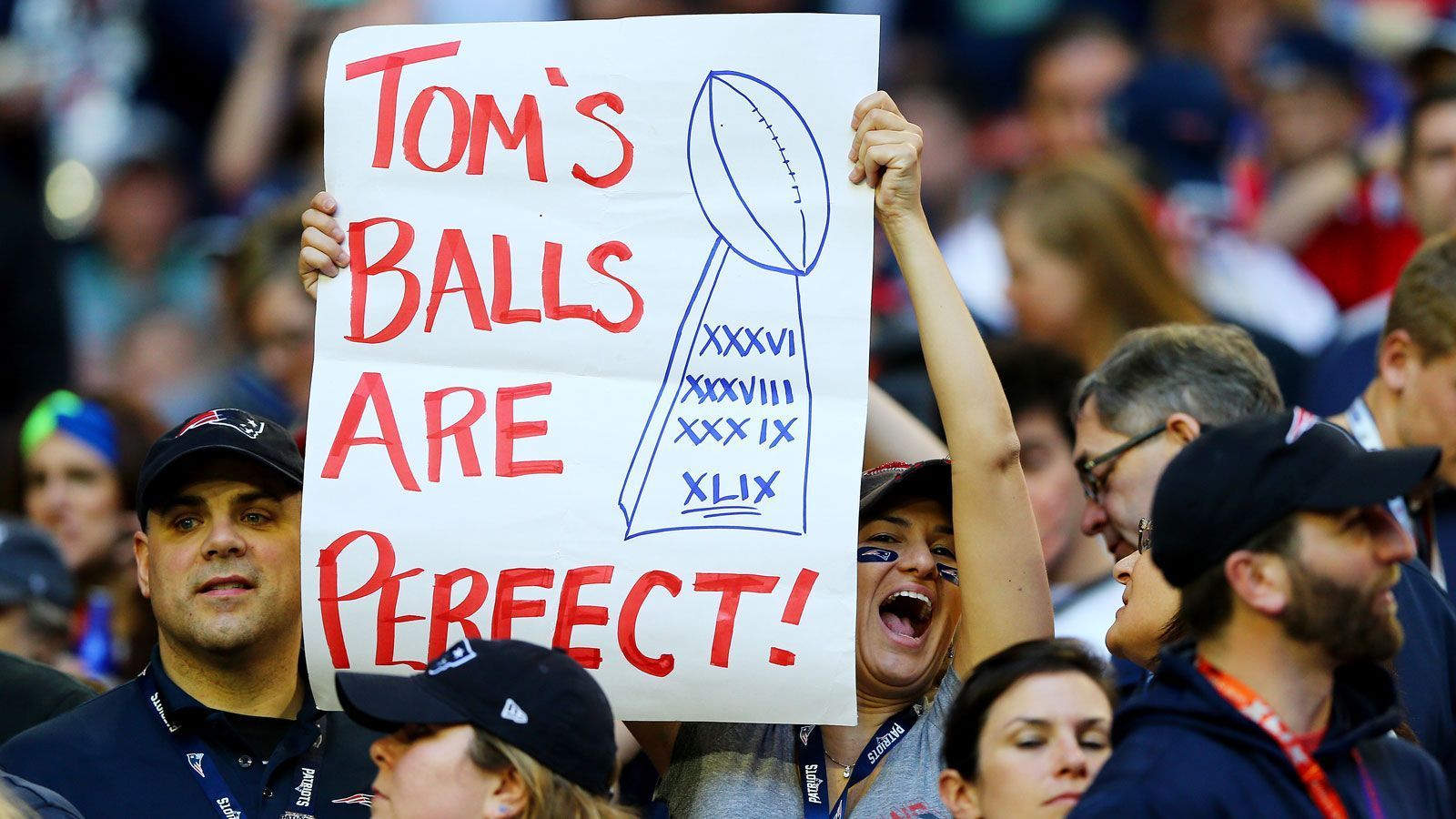
                <strong>Deflategate</strong><br>
                Von "Deflategate" hatte damals noch kein Mensch etwas gehört. Erst 2015 wurde Brady und den Patriots vorgeworfen, im Conference Championship Game gegen die Indianapolis Colts die Bälle manipuliert zu haben. TB12 wurde sogar von der NFL für vier Spiele gesperrt.
              