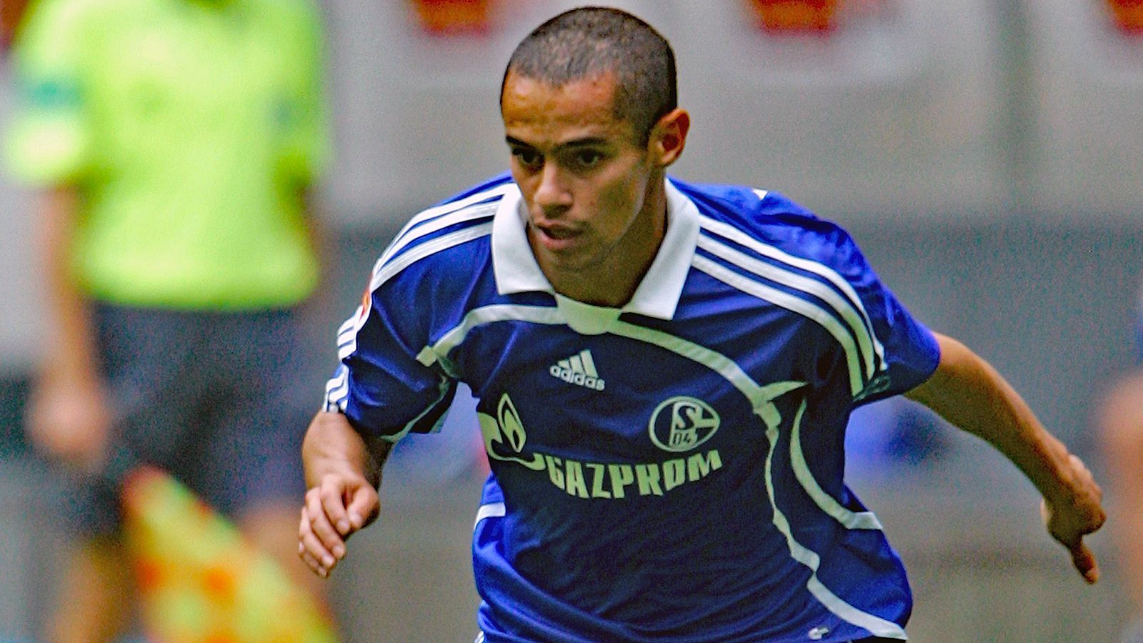 
                <strong>Zentrales Mittelfeld: Mimoun Azaouagh</strong><br>
                Der Wunderkicker. Kam mit vielen Vorschusslorbeeren 2004 aus Mainz nach Schalke und "überzeugte" ähnlich wie Albert Streit oder Sidney Sam: 28 Pflichtspiele, ein Tor. Viel zu wenig. Der Name löst bei jedem Schalker einen kalten Schauer über dem Rücken aus.
              