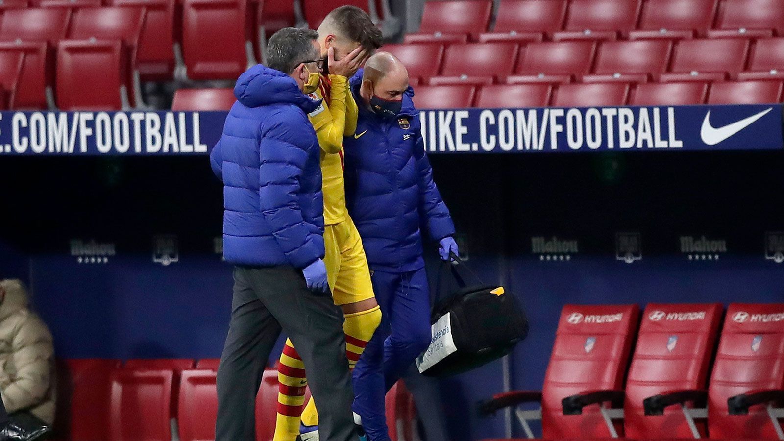 
                <strong>Gerard Pique (FC Barcelona)</strong><br>
                Weniger Glück hat hingegen Ramos' Landsmann Gerard Pique. Ende November zog sich der Innenverteidiger während der 0:1-Niederlage gegen Atletico Madrid einen Kreuzbandanriss und eine Dehnung des Innenbandes im rechten Knie zu. Zu der genauen Ausfallzeit wollte sich der FC Barcelona nicht äußern, allerdings ist davon auszugehen, dass der Welt- und Europameister noch Monate pausieren muss. Wie Real Madrid sind auch die Katalanen noch auf Formsuche, der Abstand auf La Liga-Spitzenreiter Real Sociedad beträgt aktuell zehn Punkte.
              