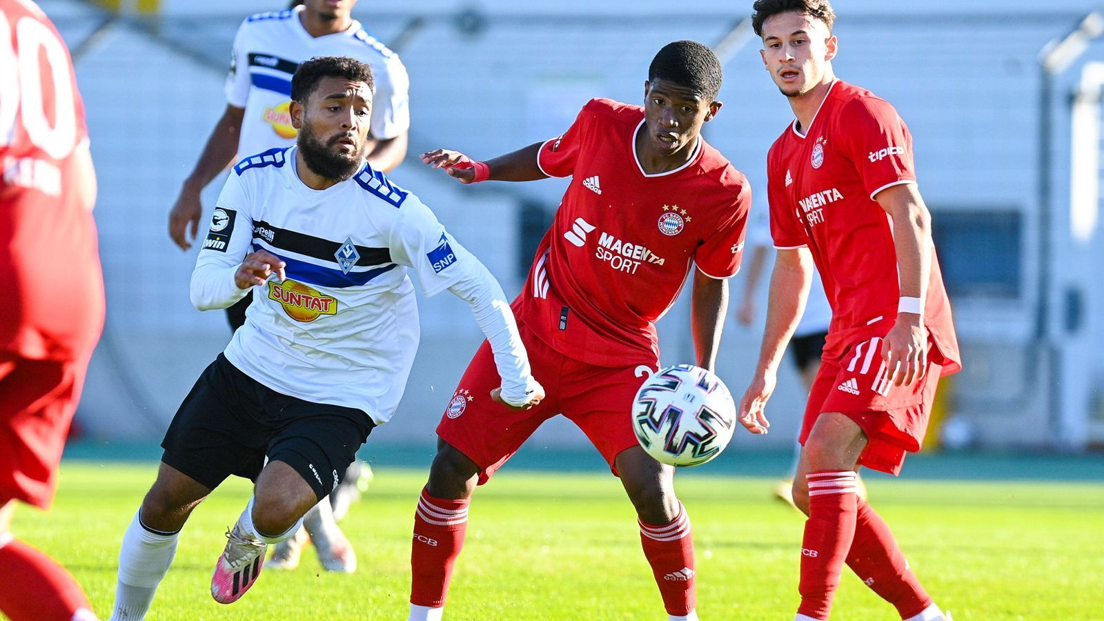 
                <strong>Remy Vita</strong><br>
                Oder zaubert Flick einen Überraschungskandidaten aus der zweiten Mannschaft aus dem Hut? Man müsse "mal schauen, ob wir da einen Spieler dabeihaben, der uns auf dieser Position immer mal wieder aushelfen kann", sagte Flick nach Davies' Verletzung über die Reserve der Bayern. Nach Informationen von "Sport1" darf sich vor allem der 19 Jahre alte Remy Vita Chancen ausrechnen. Der erst Anfang Oktober von Troyes aus der zweiten französischen Liga an die Isar gewechselte Vita genießt am Bayern-Campus demnach einen hervorragenden Ruf und überzeugte bei seinen bisherigen Einsätzen.
              