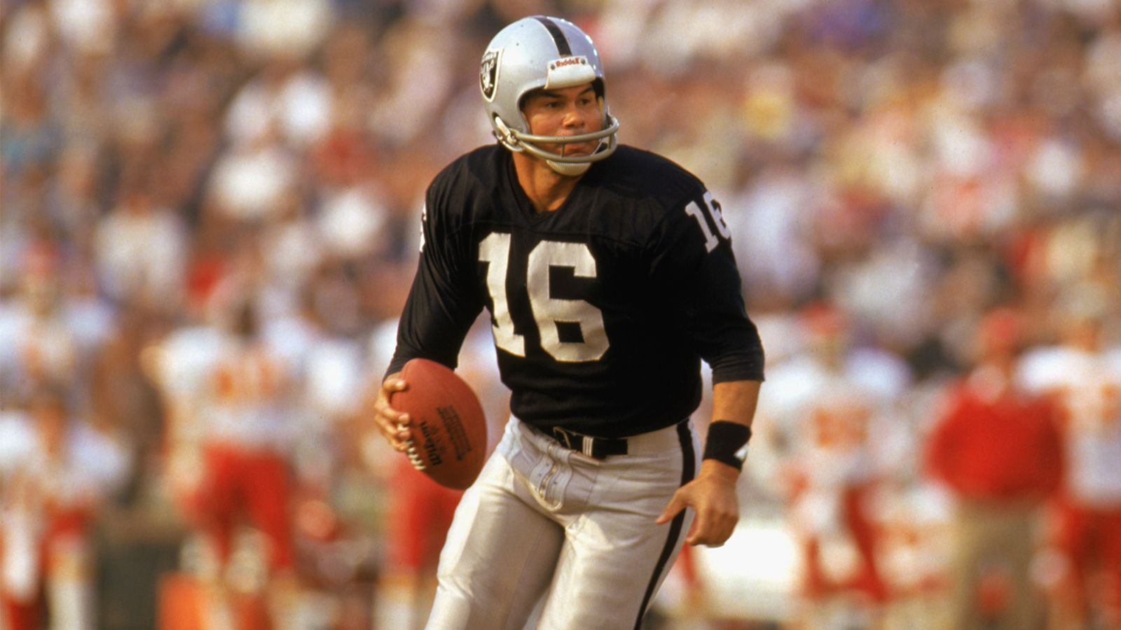 
                <strong>Jim Plunkett (Oakland Raiders, Saison 1980)</strong><br>
                Plunkett ging als erster Spieler im Draft 1971 vom Board und begann seine Karriere als Starter bei den New England Patriots. Die großen Erfolge sollten aber ausbleiben. 1976 wurde er zu den 49ers getradet, die ihn zwei Jahre später entließen. 1980 unterschrieb der Quarterback dann bei den Raiders als Backup von Dan Pastorini. Nachdem sich der Starter einen Beinbruch zuzog, übernahm Plunkett. Seine Bilanz: neun von elf gewonnene Starts und als Wild Card Round-Team Gewinner von Super Bowl XV gegen die Philadelphia Eagles (27:10).
              