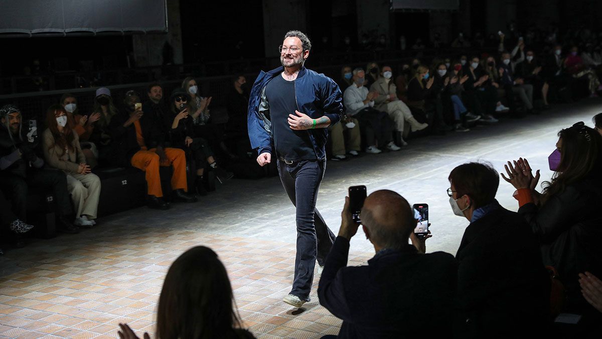 Applaus für den in Berchtesgaden geborenen deutschen Mode-Designer Marcel Ostertag auf seiner Show Teil der Mercedes-Benz Fashion Week in Berlin.