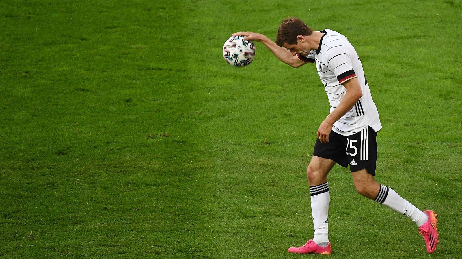 
                <strong>Thomas Müller</strong><br>
                Belohnte sich mit dem 3:0 für den großen läuferischen Aufwand, den er betrieb. Zudem mit schöner Vorarbeit für Havertz, der zum 4:0 vollendete und für Sane vor dem 7:1. Machte ansonsten das, was von ihm erwartet wird - kommunizierte lautstark und schuf mit seinem Freilaufverhalten wichtige Räume für die Gegner. ran-Note: 2
              