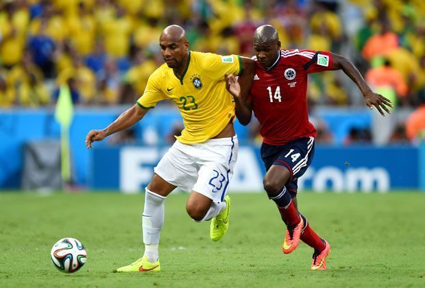 
                <strong>Maicon</strong><br>
                Gegen Kolumbien ersetzte Maicon den zuletzt formschwachen Daniel Alves auf der rechten Verteidigerposition und kam zu seinem ersten WM-Einsatz. Er ließ nicht allzu viel zu, unterstützte die brasilianischen Angriffe immer mal wieder - eine solide Vorstellung.
              