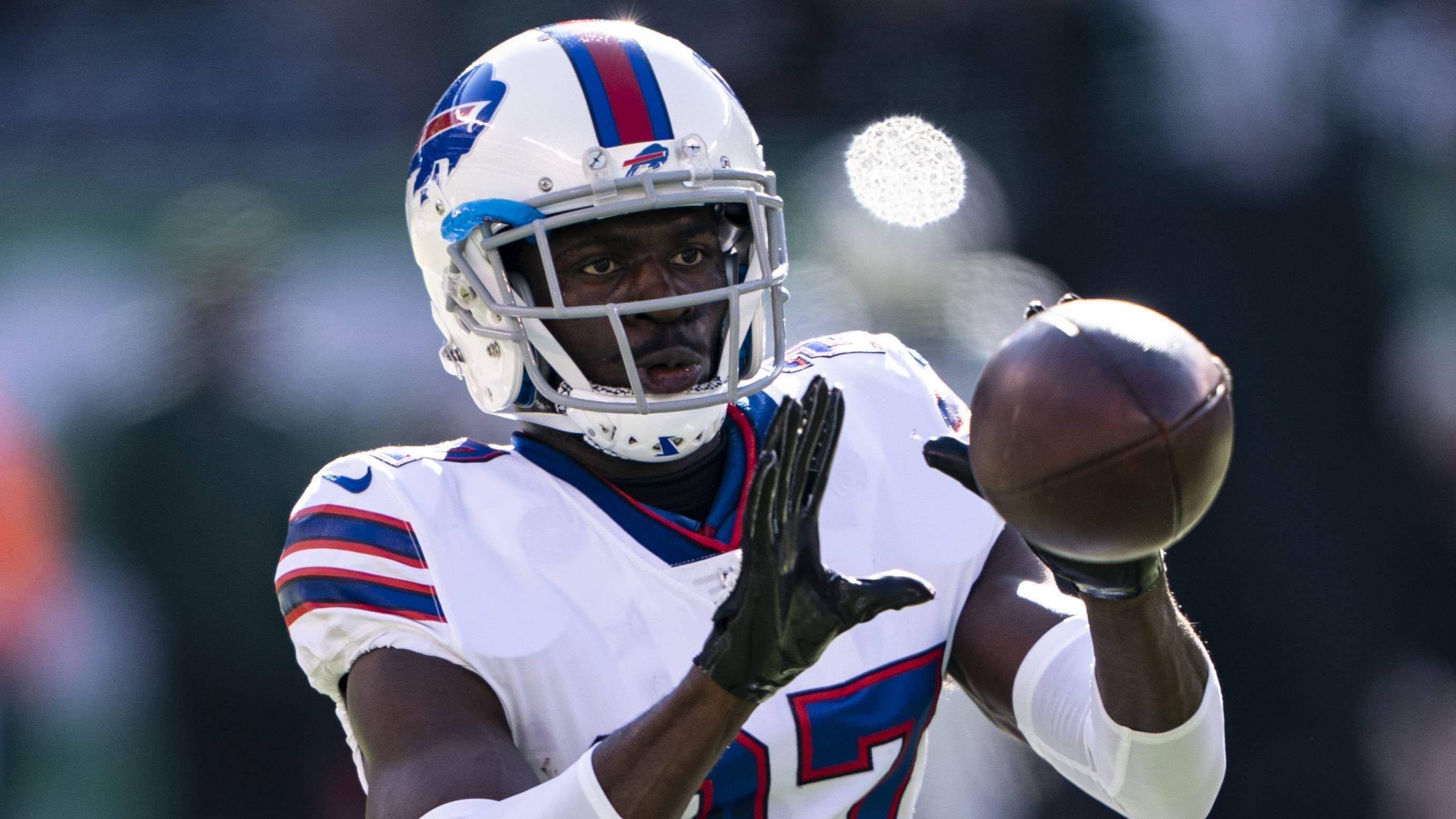 
                <strong>Platz 4: Tre'Davious White (Buffalo Bills)</strong><br>
                Als einer der besten Cornerbacks in der NFL  sind Whites Zahlen beeindruckend. Dazu kommt noch, dass er bei den Bills weniger Press Coverage spielt als die anderen Kandidaten in dieser Liste. Sobald er einem Receiver an den Fersen hängt, ist der Catch für diesen fast unmöglich. Das Resultat: Platz vier.Passer rating allowed: 38,9Catch rate allowed below expectation: -8,4Tight window pct: 28,6Target rate: 17,3Average separation yards: 2,1
              