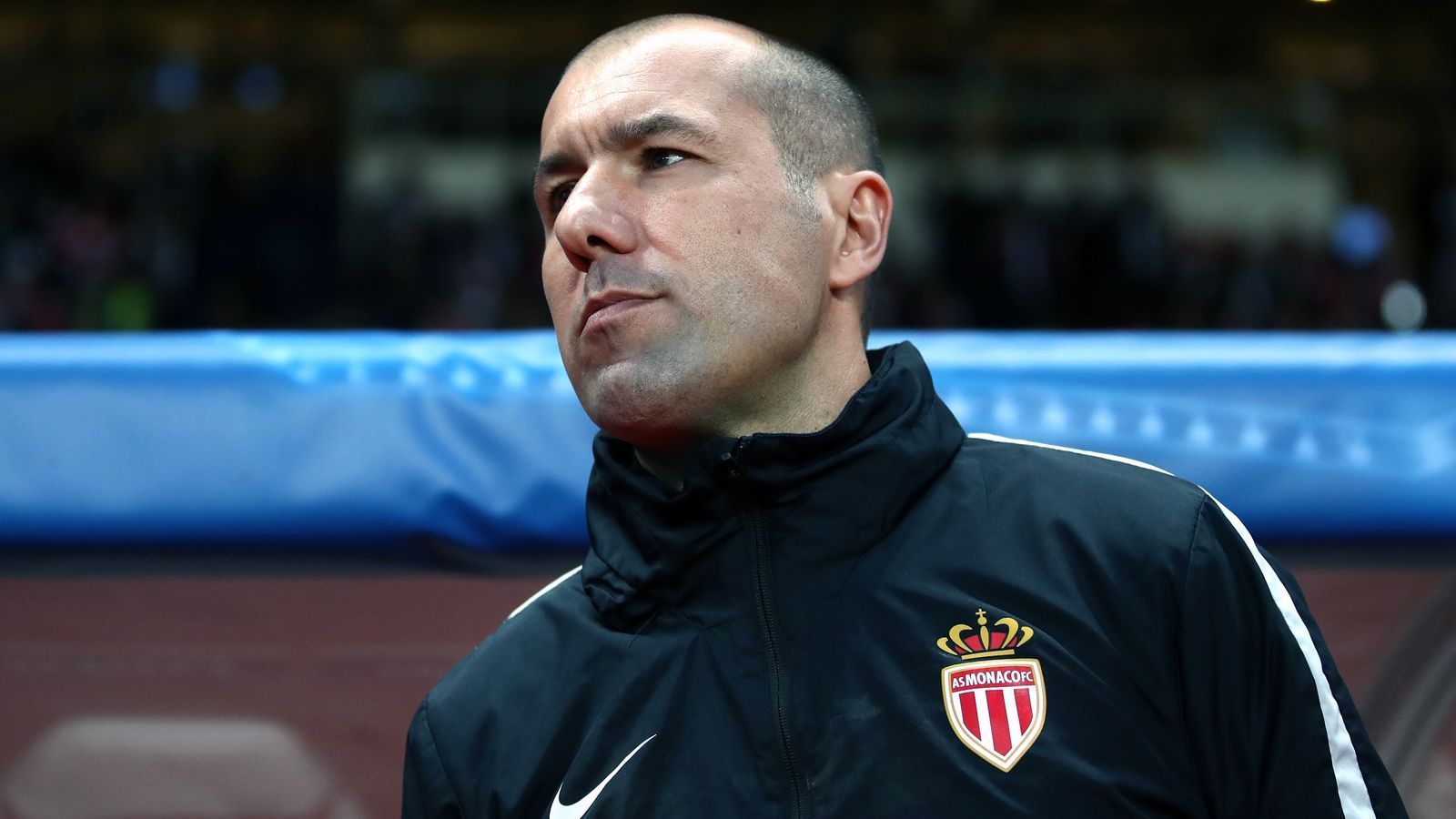 
                <strong>Leonardo Jardim</strong><br>
                Der langjährige Monaco-Coach Leonardo Jardim war seinen Job beim Ligue-1-Klub im Herbst 2018 noch nicht einmal los, als die ersten Gerüchte um den Portugiesen bezüglich eines Manchester-Wechsels aufkamen. Mittlerweile aber ist der Meistertrainer von 2017 im Fürstentum Geschichte und wäre sofort verfügbar. Ähnlich wie Wenger, so favorisiert auch Jardim einen offensiv geprägten Fußball und wäre damit ein Gegenentwurf zu Mourinho, dessen Defensivstil bei den United-Fans wenig Anklang fand und in der Gesamtbetrachtung auch nur wenig erfolgreich war. Mit Anthony Martial coachte Jardim einst in Monaco auch einen aktuellen United-Profi, der bei "Mou" nicht sonderlich hoch im Kurs stand.
              