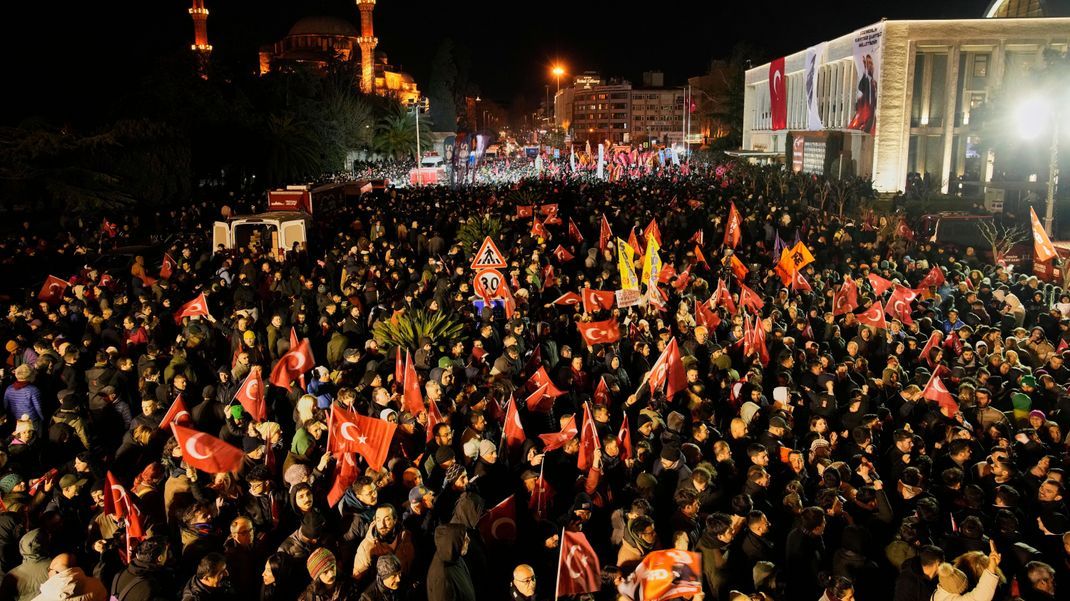 Menschen haben sich vor dem Rathaus versammelt, um gegen die Verhaftung des Istanbuler Bürgermeisters Imamoglu zu protestieren.