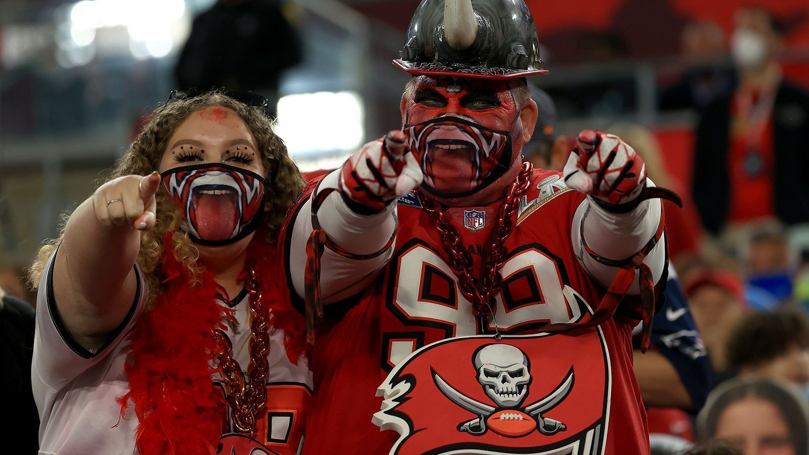
                <strong>Gewinner: Tampa Bay</strong><br>
                Das Warten hat ein Ende. Nach dem Titel im Jahr 2002 gewinnen die Buccaneers zum zweiten Mal in der Geschichte der Franchise den Super Bowl. 13 Jahre lang absolvierte Tampa Bay kein einziges Playoff-Spiel, doch dann kam Tom Brady und mit ihm wieder der Erfolg. Zum ersten Mal überhaupt spielte ein Team beim Super Bowl im eigenen Stadion - auch dieser "Heimsieg" geht in die Geschichtsbücher der NFL ein. Einzige negative Notiz: Die tausenden Fans, die größtenteils ohne Abstand und Masken in der Stadt und teilweise auch im Stadion feierten.
              