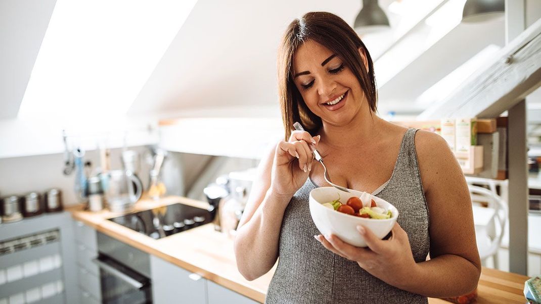 Gesunde Ernährung ist das A und O! Wer die Entstehung von Dehnungsstreifen vorbeugen möchte, sollte auf eine ausgewogene Ernährung und ausreichend Bewegung achten.