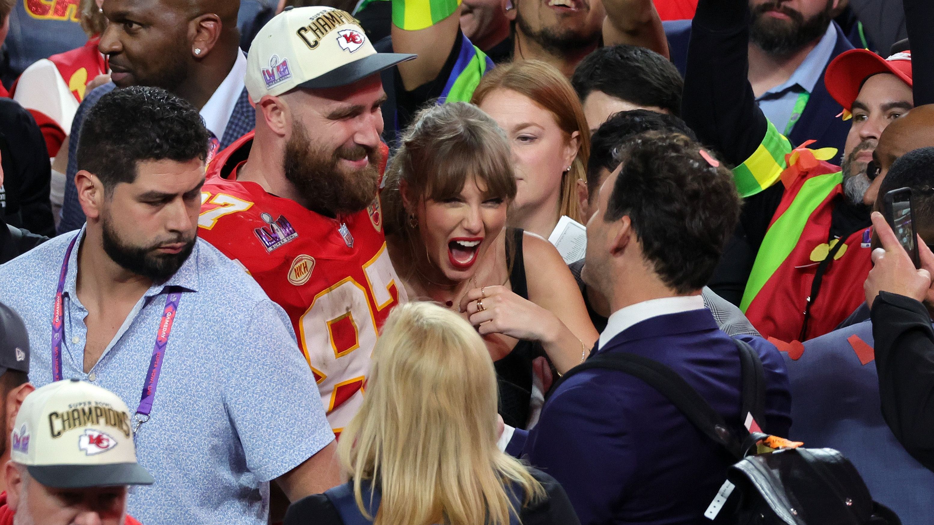 <strong>Taylor Swift (Kansas City Chiefs)</strong><br>Der wohl bekannteste Promi-Fan der NFL: Der Pop-Star aus den USA ist leidenschaftlicher Fan der Kansas City Chiefs. Das hängt allerdings in erster Linie damit zusammen, dass Taylor Swift seit 2023 mit Chiefs-Tight-End Travis Kelce liiert ist. Swift ist häufig im Stadion, um ihre große Liebe anzufeuern. So vermutlich auch in New Orleans beim Super Bowl.