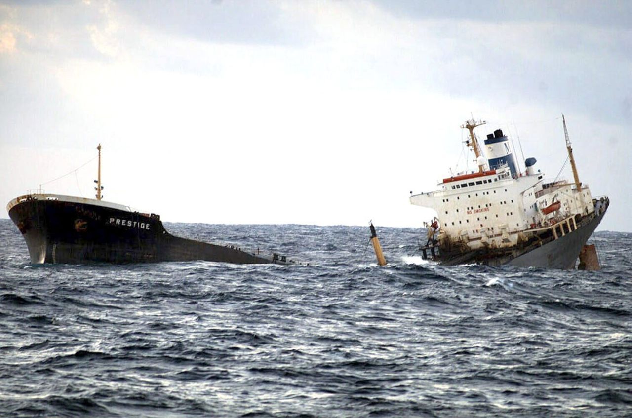 Prestige: 2002 geriet der Tanker "Prestige" vor der spanischen Küste in einen Sturm und schlug Leck. Anstatt ihn in einem Hafen leer zu pumpen, zogen Schlepper ihn weiter aufs Meer, wo er schließlich zerbrach. In 200 Kilometern Entfernung von der Küste sank das Schiff in rund vier Kilometer Tiefe. Über 60.000 Liter Öl flossen in den Ozean und verpesteten die Küsten Spaniens und Frankreichs. 